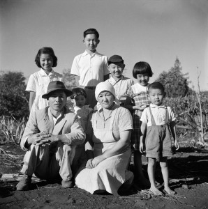 家族の集合写真、パラナ州ロンドリーナ、シャカラ・アララ、1950年頃　?Haruo Ohara / Instituto Moreira Salles collection