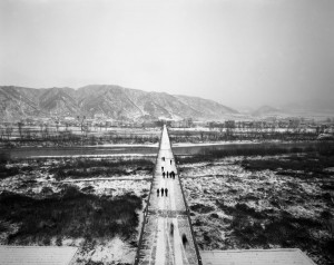 沈學哲SHEN Xue Zhe, “Tourist Group on Tumen Customs Bridge,” 2010 ?Shen Xue Zhe 