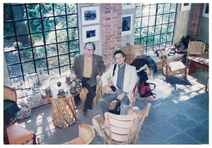 居間にて。細江館長（左）とアーサー・オルマン氏。オルマン氏の後ろの壁には、ベレニス・アボット撮影のウジェーヌ・アジェの肖像が掛けられていた。