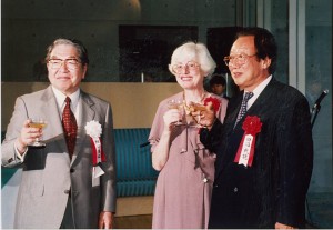 右から田沼武能（当時日本写真家協会会長）、夫人のコレット・アルバレス・ウルバフテル、細江館長