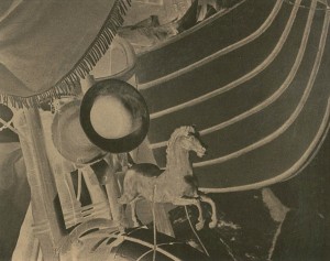 マヌエル・アルバレス・ブラボ《アイスクリーム売り車の上の小馬》1928 ?2016 Colette Urbajtel / Archivo Manuel Alvarez Bravo., S.C., Mexico City