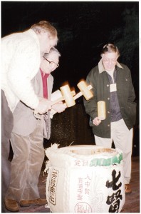 1998年11月、KMoPAにて開催の国際写真キュレーター会議「オラクル」にて鏡開きをするライオンズ（右）、細江館長（中）、ジェームズ・エニアート氏（左）
