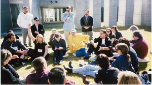 1998年11月、KMoPAにて開催した国際写真キュレーター会議「オラクル」での青空ミーティング。ライオンズは、グループ後列で立って議論を見守っている。