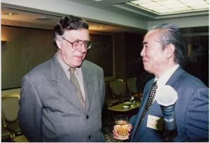 左）ネイサン・ライオンズ、右）三木多聞東京都写真美術館館長（当時）