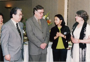1997年5月、ネイサン・ライオンズ、ジョアンご夫妻歓迎パーティにて（都内）左から細江館長、ネイサン・ライオンズ、山地学芸員、ジョアン夫人