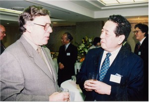 左）ライオンズ、右は、故・澤本徳美先生（日本大学芸術学部写真学科教授）