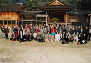 身曾伎神社（小淵沢町）の能舞台前で「オラクル」参加者全員の集合写真。