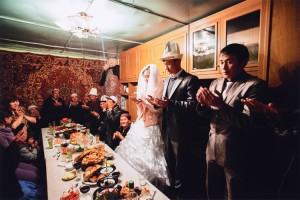 林典子《キルギス　さらわれる花嫁　　　　 前日に誘拐で結婚したアフマットとディナラ。結婚式のセレモニーで祈りを捧げる。》2012