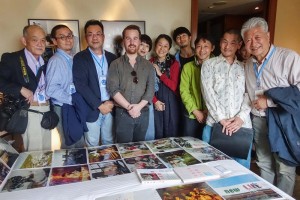 赤々舎ブースにて。ポートフォリオ・レビュー審査員と赤々舎の姫野希美氏（左から5人目）、右から2人目はYPOBの山内悠氏。赤々舎から出版した写真集を自ら販売しておりました。私、田村は左端です。