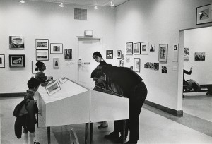 リバーサイド美術館での展示風景、1967年 ?Estate of Andre Kertesz, New York, 2015