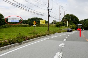 国道141号、東京方面から。左手に看板が見えてまいります。（長野方面からも看板がございます）