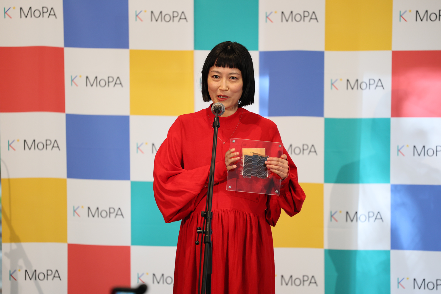 2023年度ヤング・ポートフォリオ レセプション-スピーチをする購入作家。手には自身の作品を持ち、制作の過程について語った