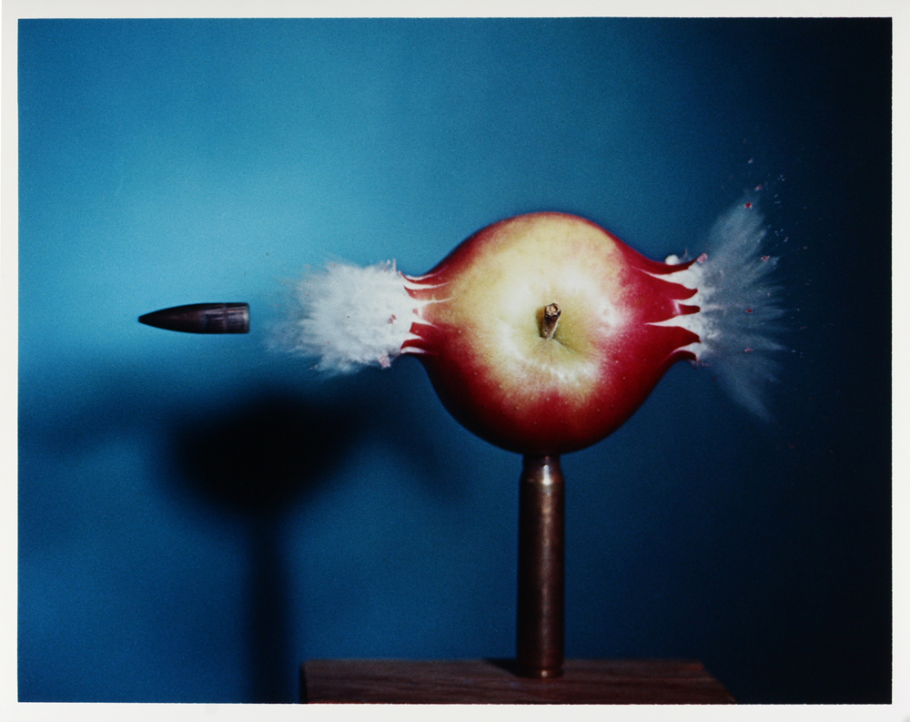 ハロルド・エジャートン博士《りんごを突き抜ける30口径（7.62ミリ）の弾丸》1964年 © Harold Edgerton/MIT courtesy Palm Press, Inc.