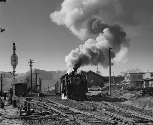 植松波雄《小海線野辺山駅》1967年　ⒸNamio Uematsu