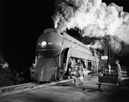 O. ウインストン・リンク《バージニア州ナチュラル・ブリッジに到着する列車２号》1956年　ⒸO. Winston Link Image Courtesy of the O. Winston Link Museum
